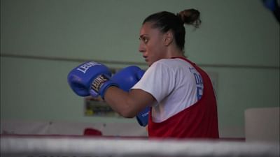 100 pro - Mina Morano, Boxerin in Neapel 100 pro - Mina Morano, Boxerin in Neapel