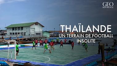 Thaïlande, un terrain de football insolite.