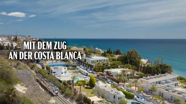 Mit dem Zug an der Costa Blanca.