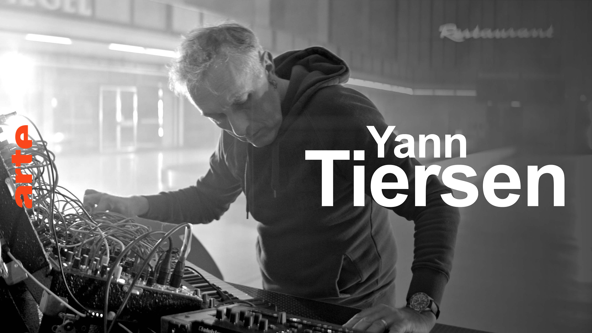 Yann Tiersen im Flughafen Tempelhof