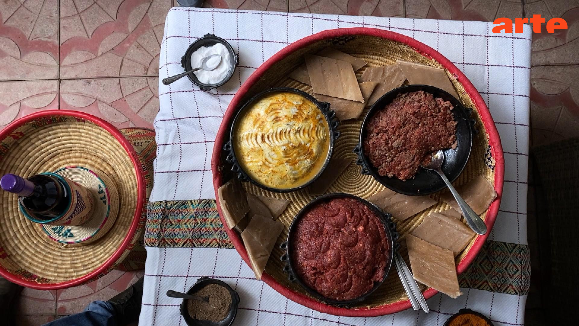 Äthiopien: Biniyams rohes, gewürztes Rindfleisch - Stadt Land Kunst ...