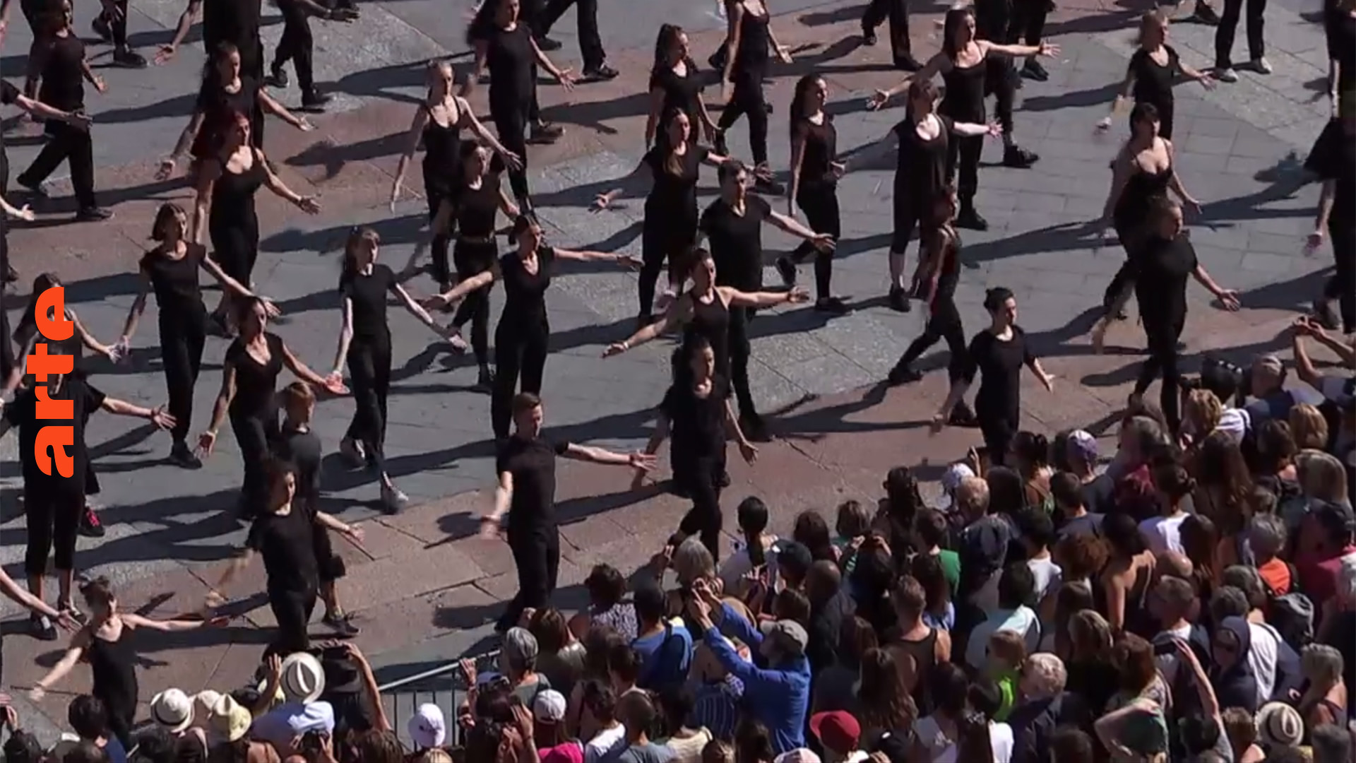 Paris: 700 Tänzer performen Kadamati