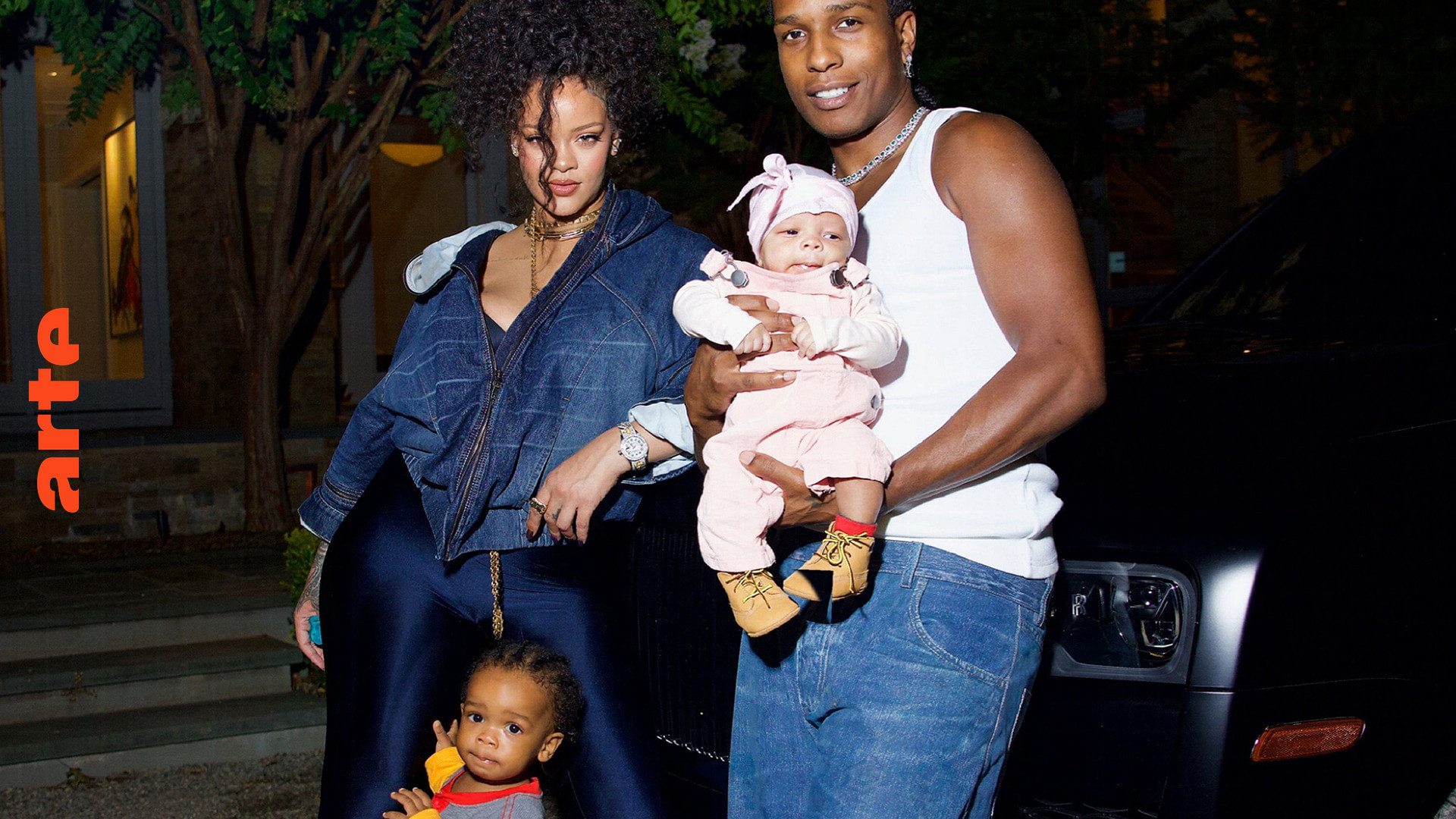Rihanna posiert mit Familie